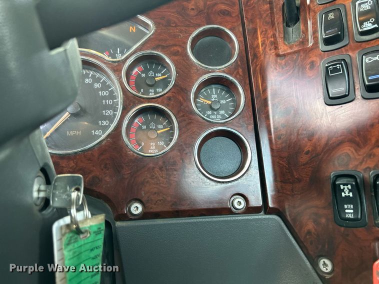 image for item EV9403 2017 Mack CXU613  semi truck