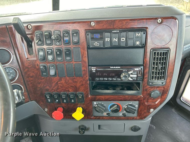 image for item EV9403 2017 Mack CXU613  semi truck