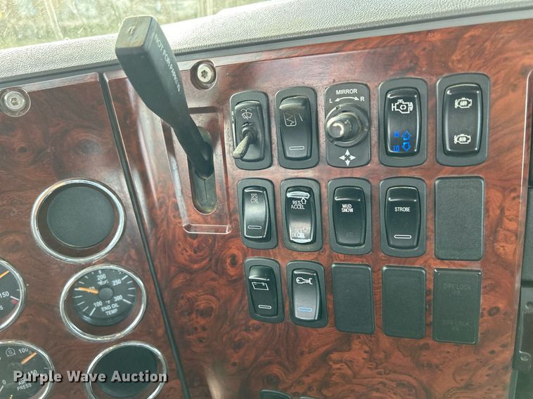 image for item EV9403 2017 Mack CXU613  semi truck