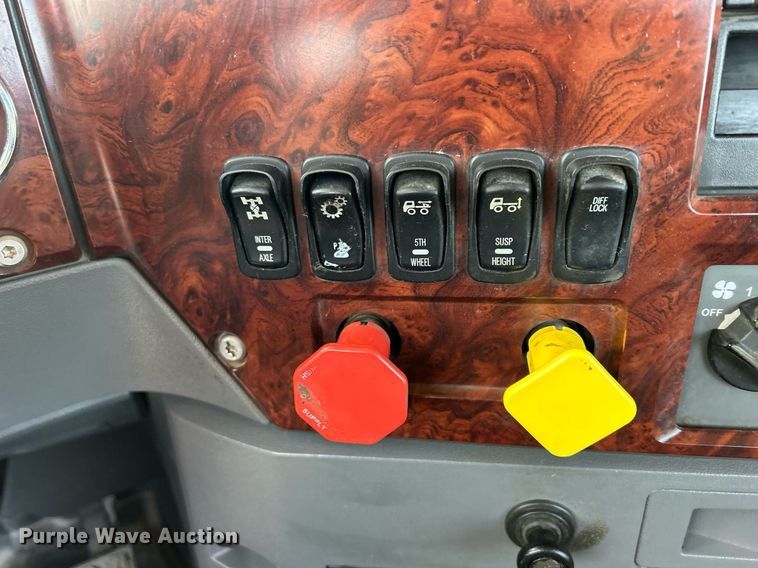 image for item EV9403 2017 Mack CXU613  semi truck