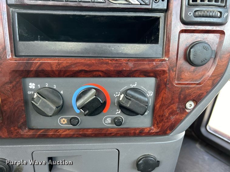 image for item EV9403 2017 Mack CXU613  semi truck