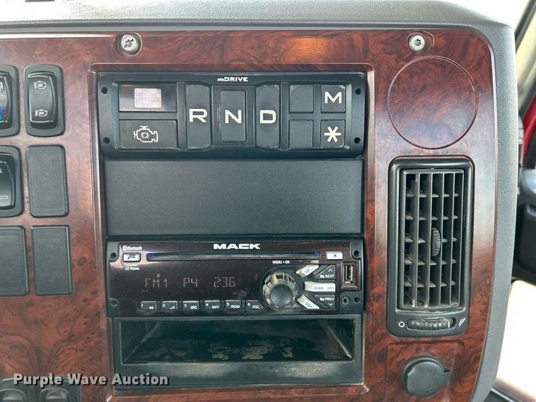 image for item EV9403 2017 Mack CXU613  semi truck