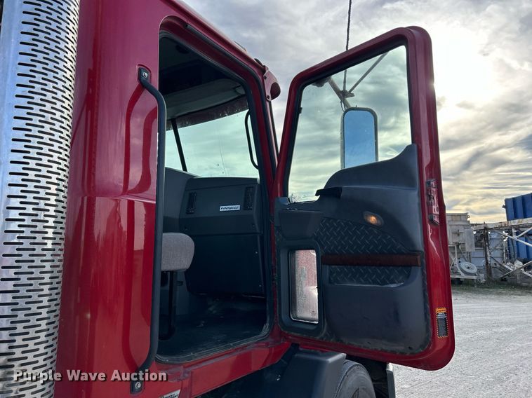 image for item EV9403 2017 Mack CXU613  semi truck