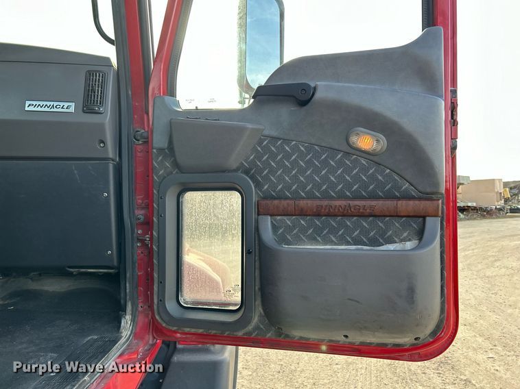 image for item EV9403 2017 Mack CXU613  semi truck