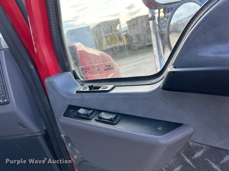 image for item EV9403 2017 Mack CXU613  semi truck