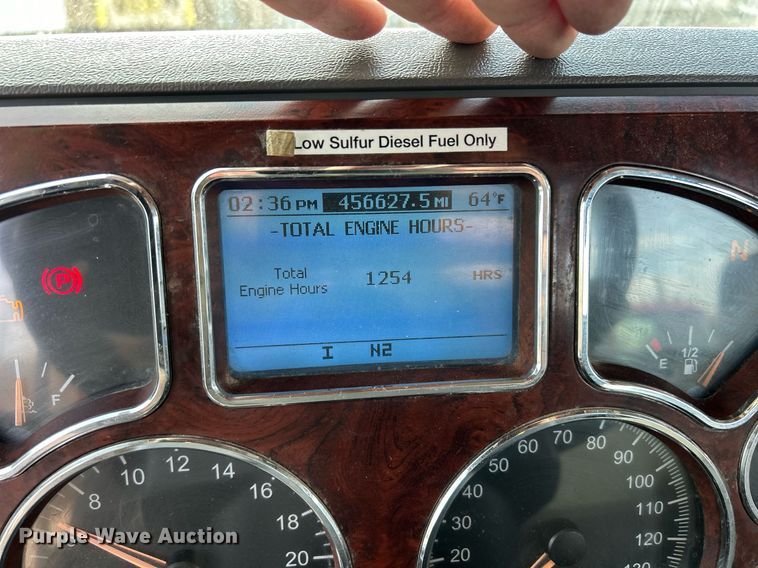 image for item EV9403 2017 Mack CXU613  semi truck