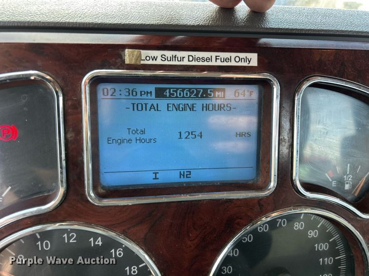 image for item EV9403 2017 Mack CXU613  semi truck