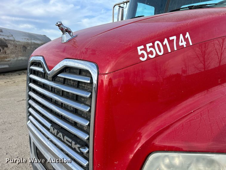 image for item EV9403 2017 Mack CXU613  semi truck