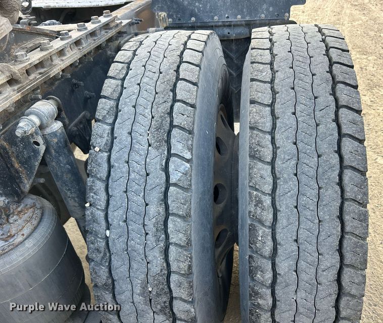 image for item EV9403 2017 Mack CXU613  semi truck