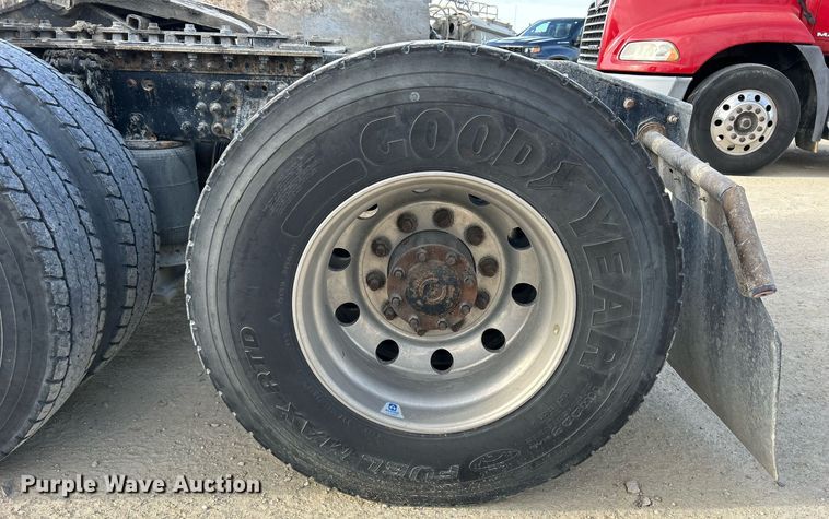 image for item EV9403 2017 Mack CXU613  semi truck