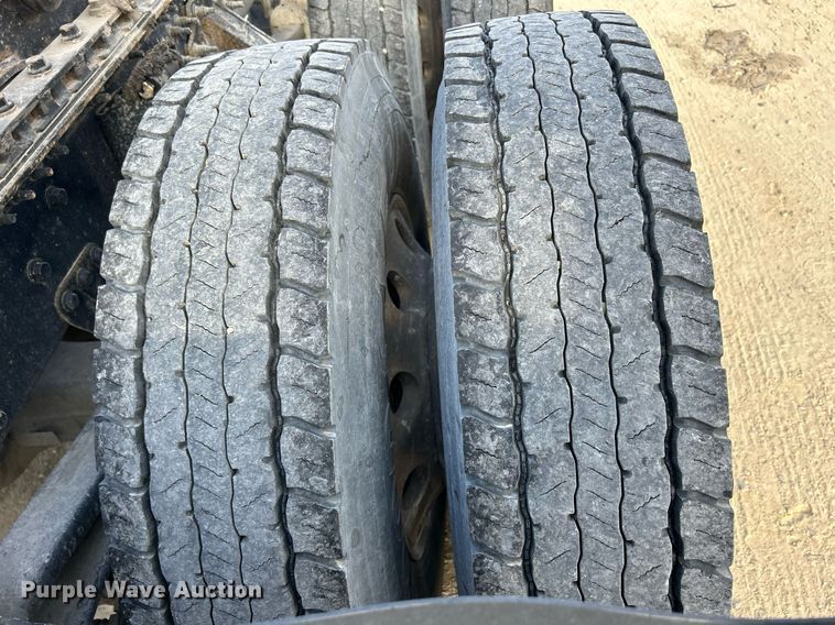 image for item EV9403 2017 Mack CXU613  semi truck