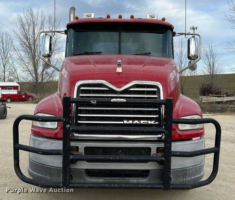 image for item EV9404 2017 Mack CXU613  semi truck