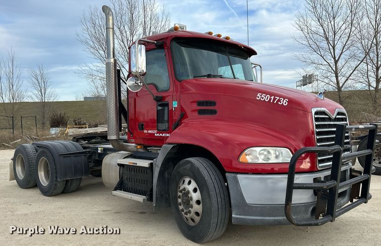 image for item EV9404 2017 Mack CXU613  semi truck