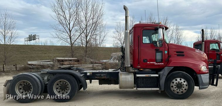 image for item EV9404 2017 Mack CXU613  semi truck