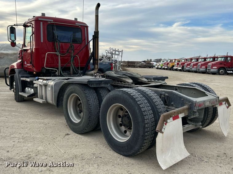 image for item EV9404 2017 Mack CXU613  semi truck