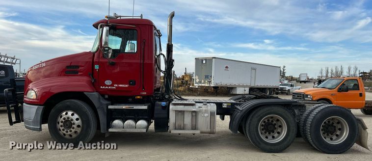 image for item EV9404 2017 Mack CXU613  semi truck