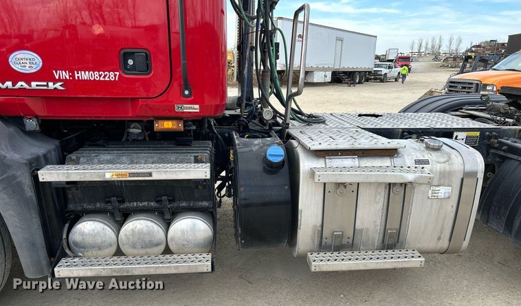 image for item EV9404 2017 Mack CXU613  semi truck