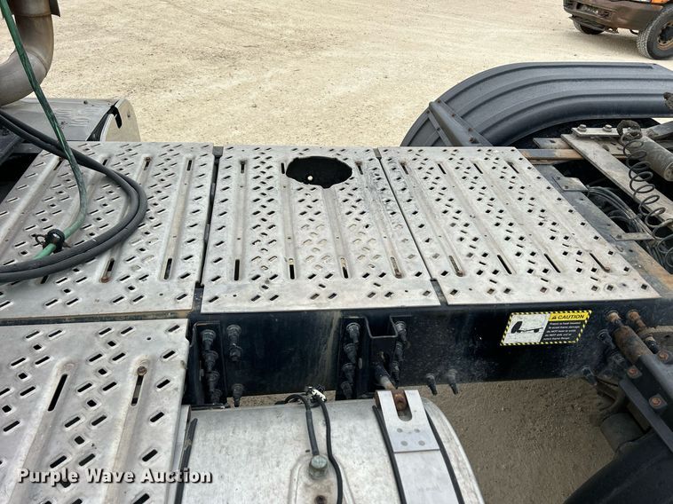 image for item EV9404 2017 Mack CXU613  semi truck