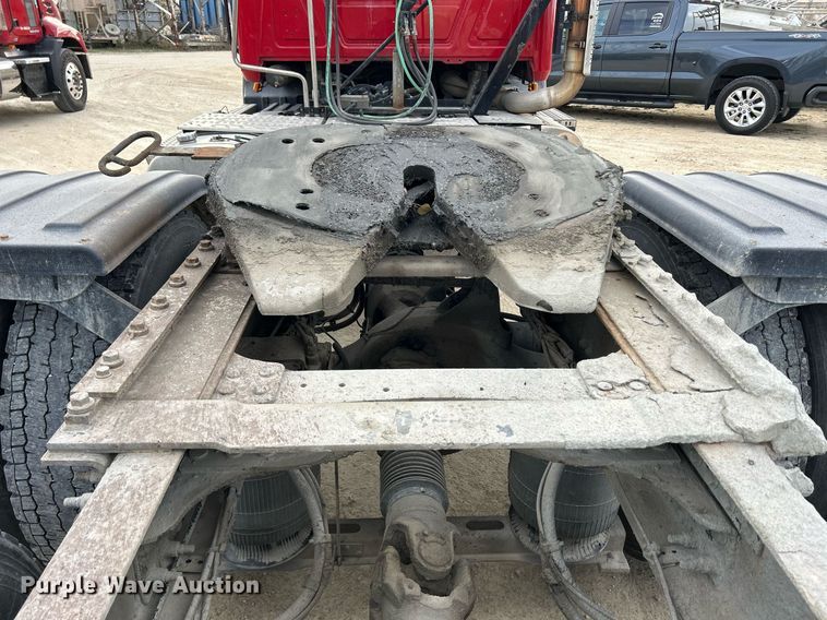 image for item EV9404 2017 Mack CXU613  semi truck