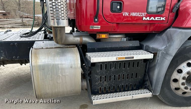 image for item EV9404 2017 Mack CXU613  semi truck