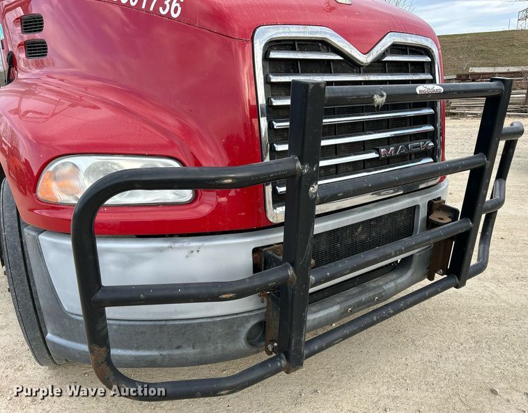 image for item EV9404 2017 Mack CXU613  semi truck