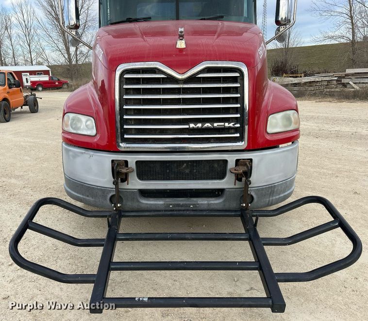 image for item EV9404 2017 Mack CXU613  semi truck