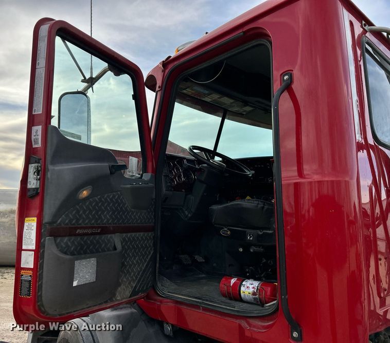 image for item EV9404 2017 Mack CXU613  semi truck