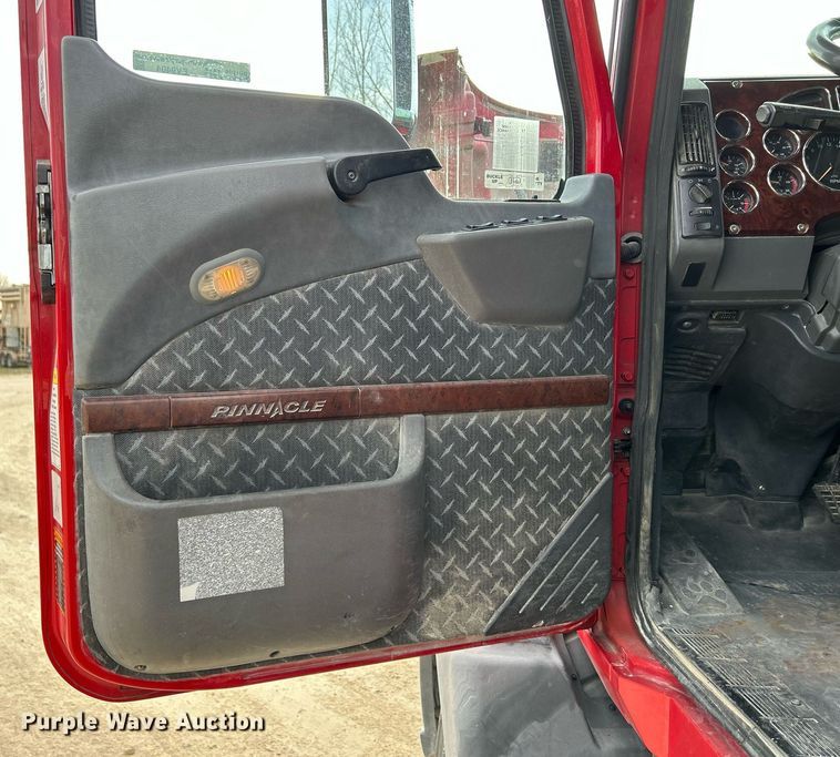 image for item EV9404 2017 Mack CXU613  semi truck