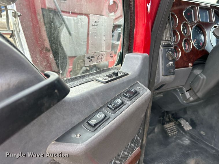 image for item EV9404 2017 Mack CXU613  semi truck