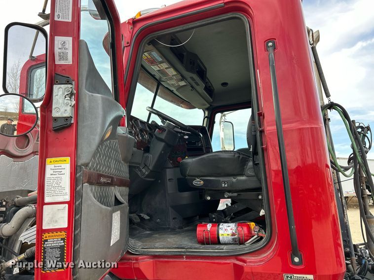 image for item EV9404 2017 Mack CXU613  semi truck