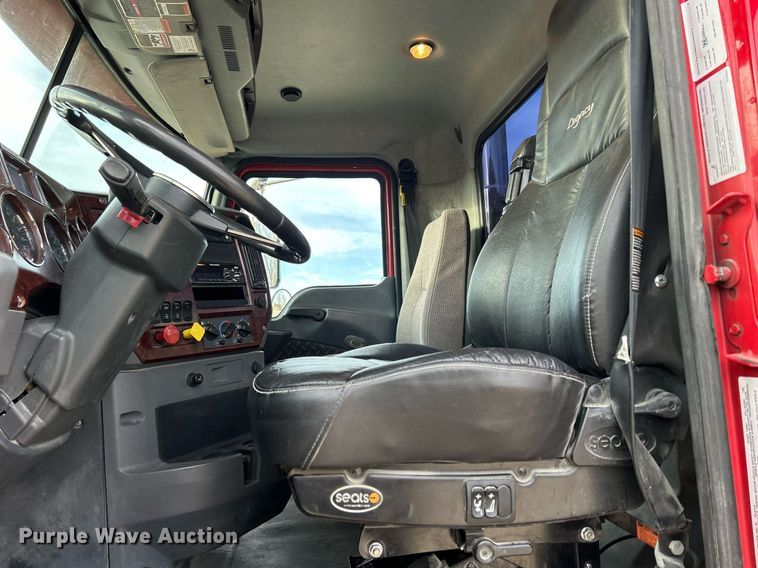 image for item EV9404 2017 Mack CXU613  semi truck