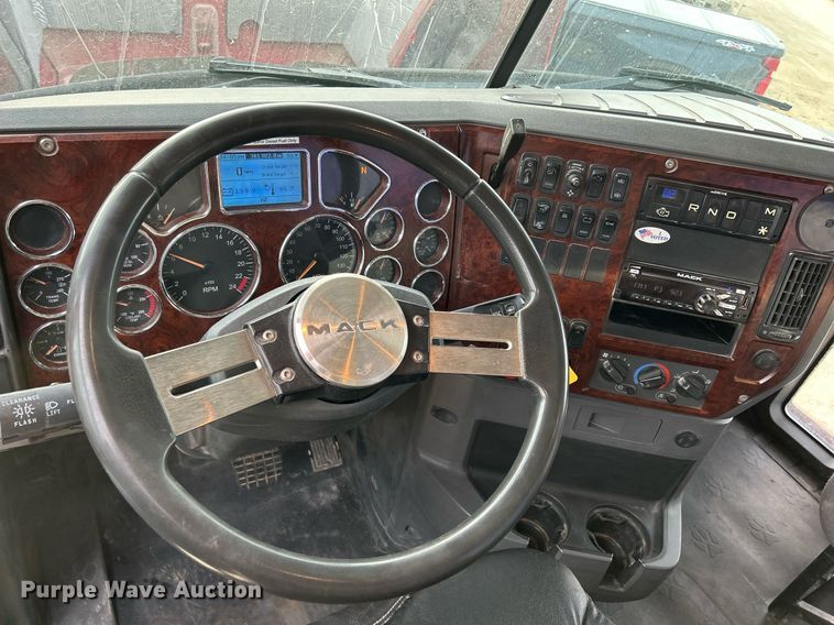 image for item EV9404 2017 Mack CXU613  semi truck