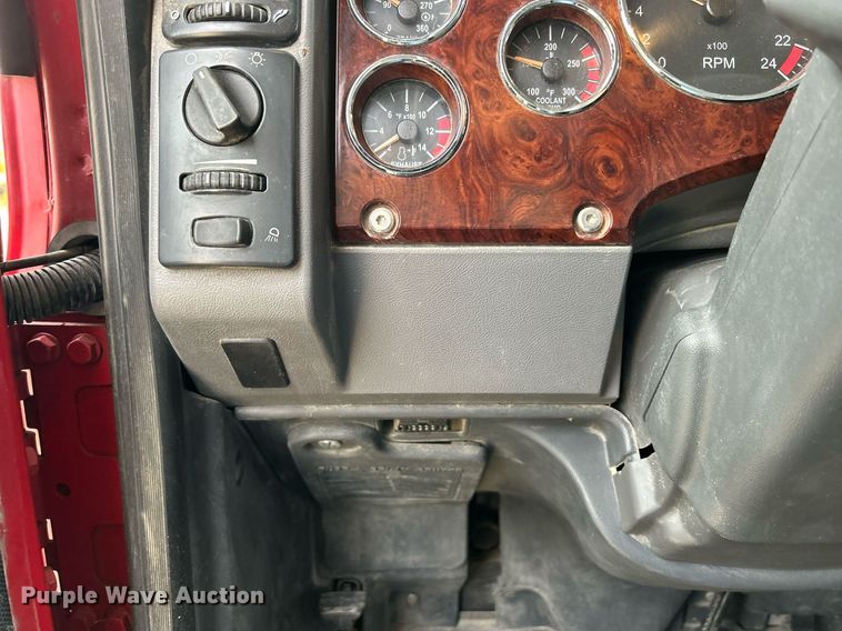 image for item EV9404 2017 Mack CXU613  semi truck