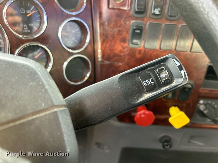 image for item EV9404 2017 Mack CXU613  semi truck