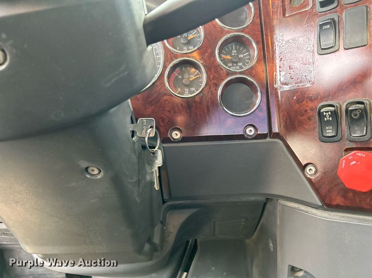 image for item EV9404 2017 Mack CXU613  semi truck