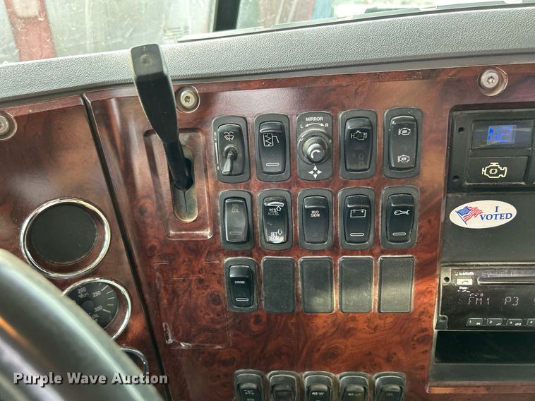 image for item EV9404 2017 Mack CXU613  semi truck