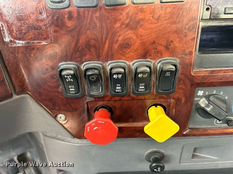 image for item EV9404 2017 Mack CXU613  semi truck