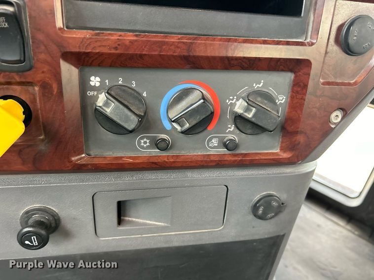 image for item EV9404 2017 Mack CXU613  semi truck