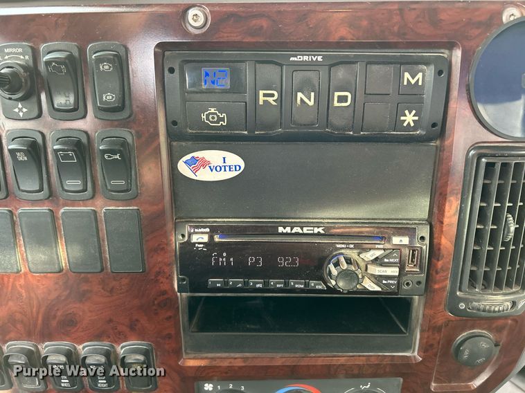 image for item EV9404 2017 Mack CXU613  semi truck