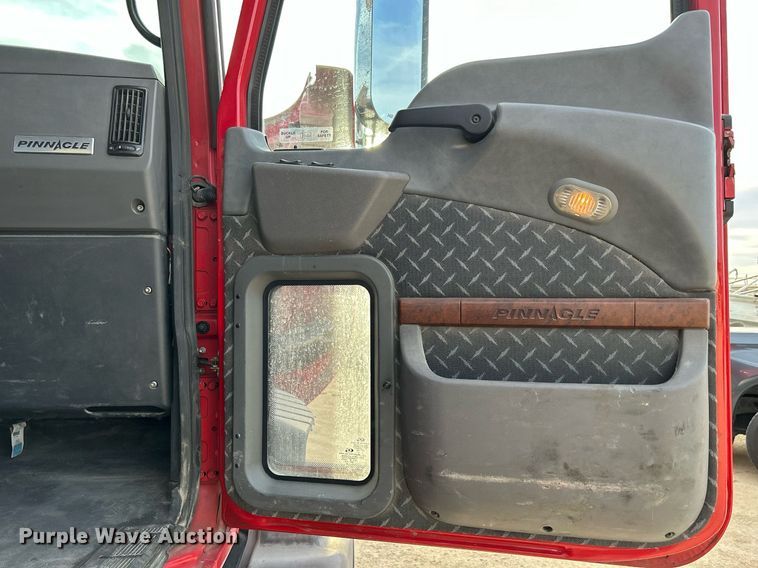 image for item EV9404 2017 Mack CXU613  semi truck