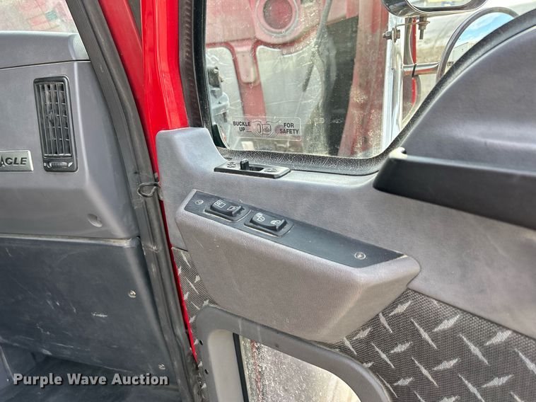 image for item EV9404 2017 Mack CXU613  semi truck