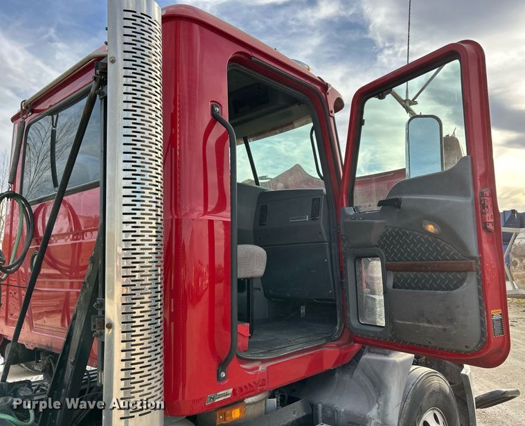 image for item EV9404 2017 Mack CXU613  semi truck