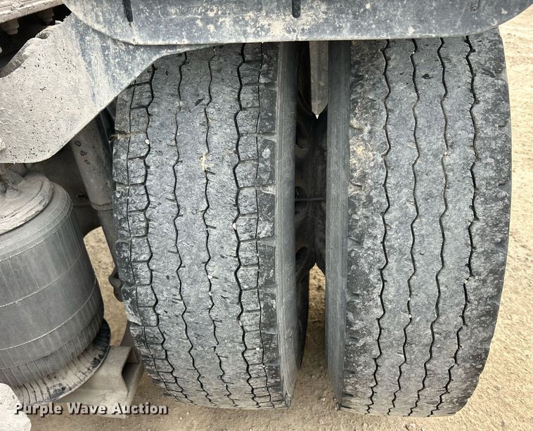 image for item EV9404 2017 Mack CXU613  semi truck