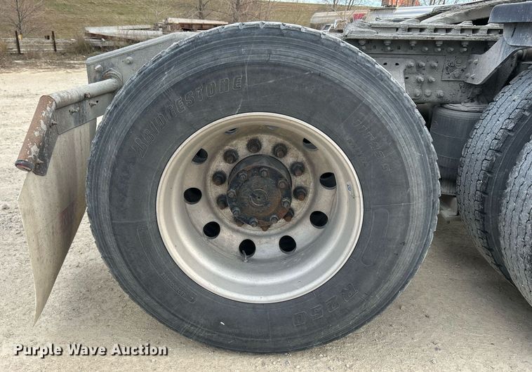 image for item EV9404 2017 Mack CXU613  semi truck