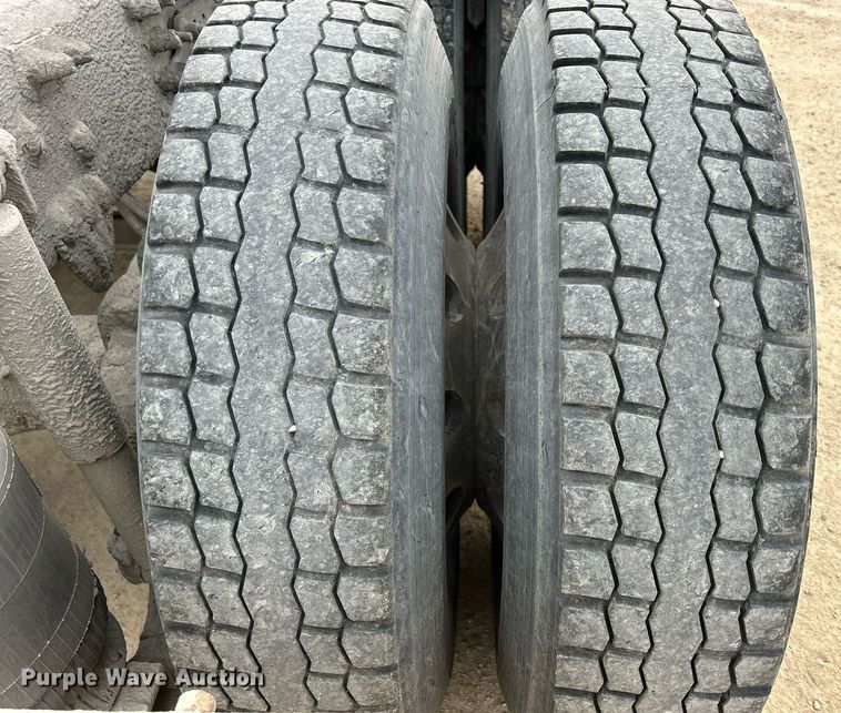 image for item EV9404 2017 Mack CXU613  semi truck