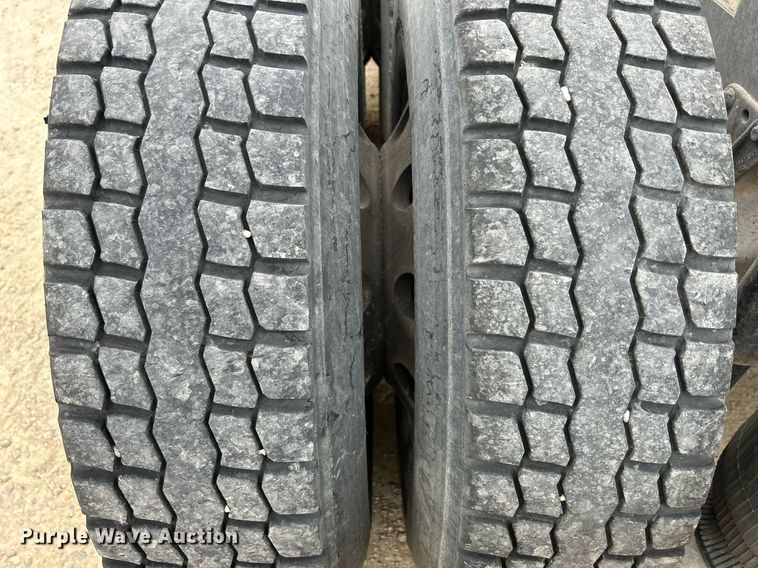 image for item EV9404 2017 Mack CXU613  semi truck