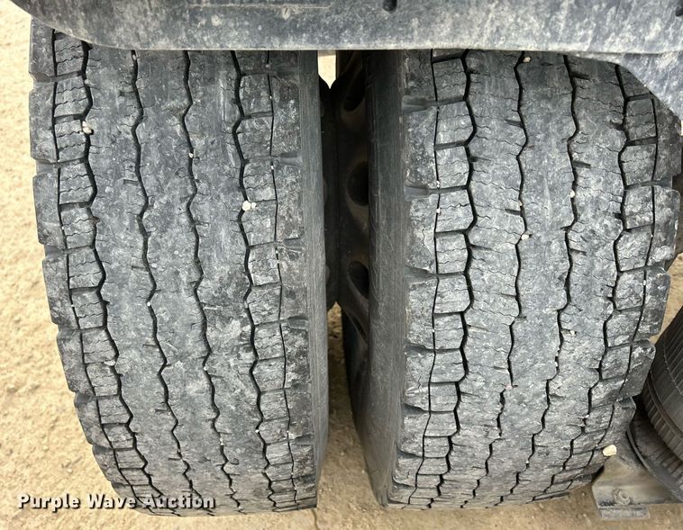 image for item EV9404 2017 Mack CXU613  semi truck