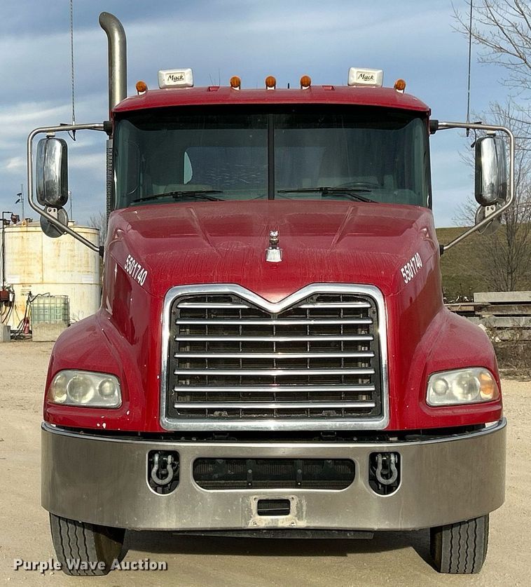 image for item EV9405 2017 Mack CXU613  semi truck