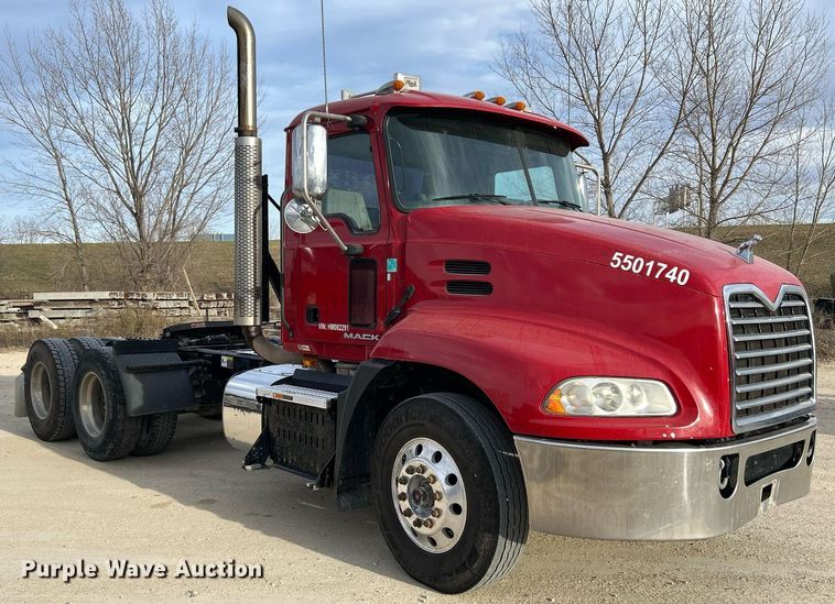 image for item EV9405 2017 Mack CXU613  semi truck
