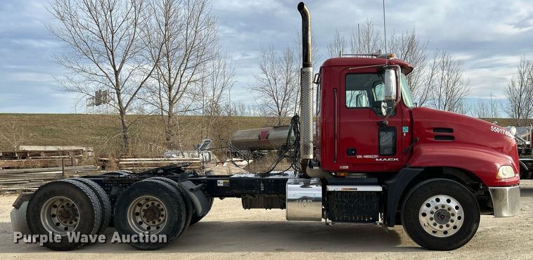 image for item EV9405 2017 Mack CXU613  semi truck